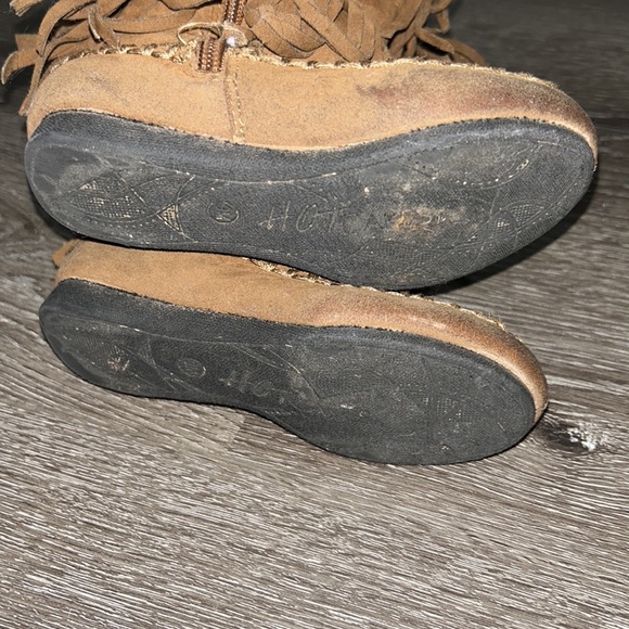 Fringe moccasin boots - Picture 4 of 4